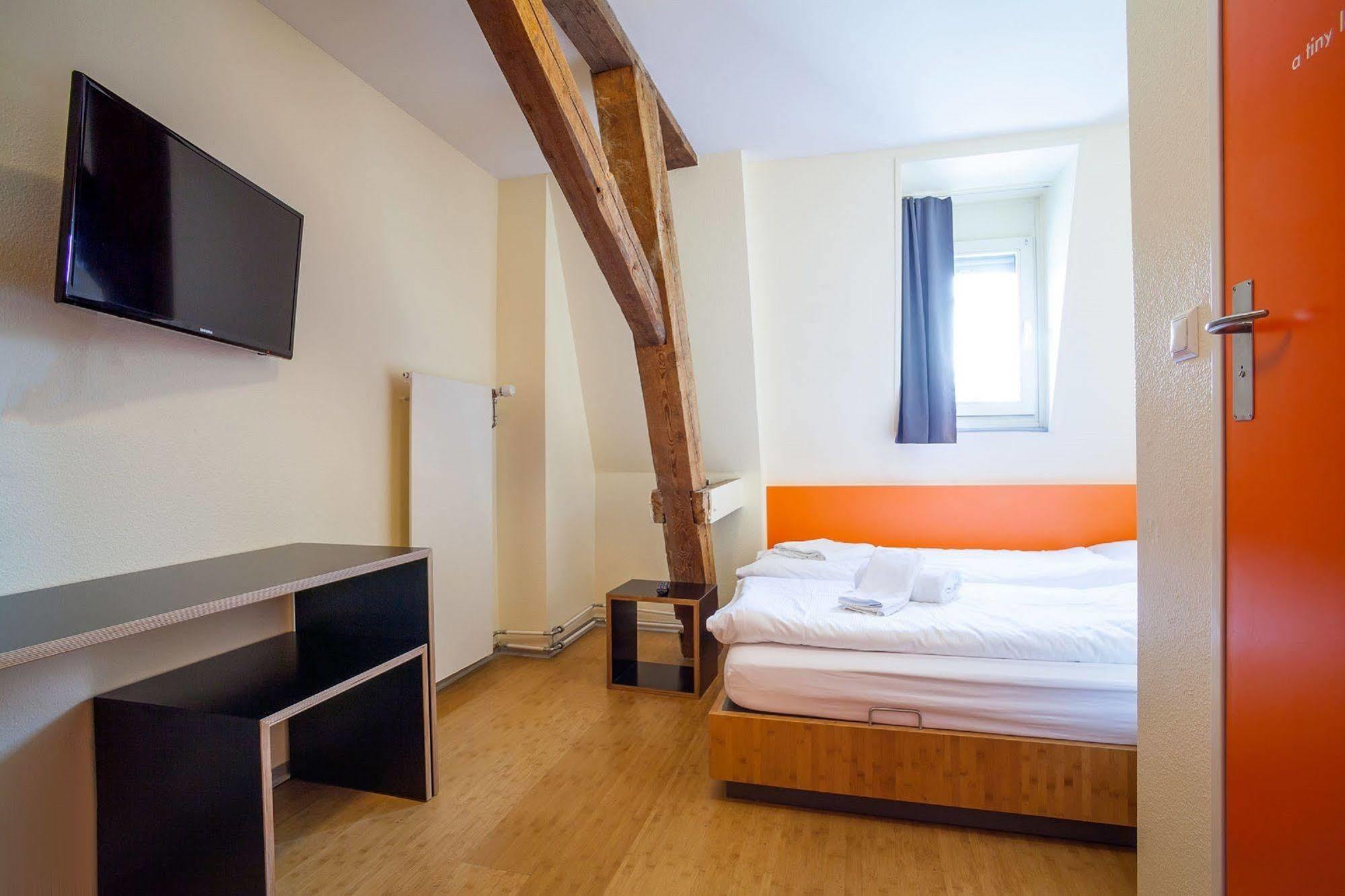 Easyhotel Basel - Self Service And Self Check-In Екстер'єр фото